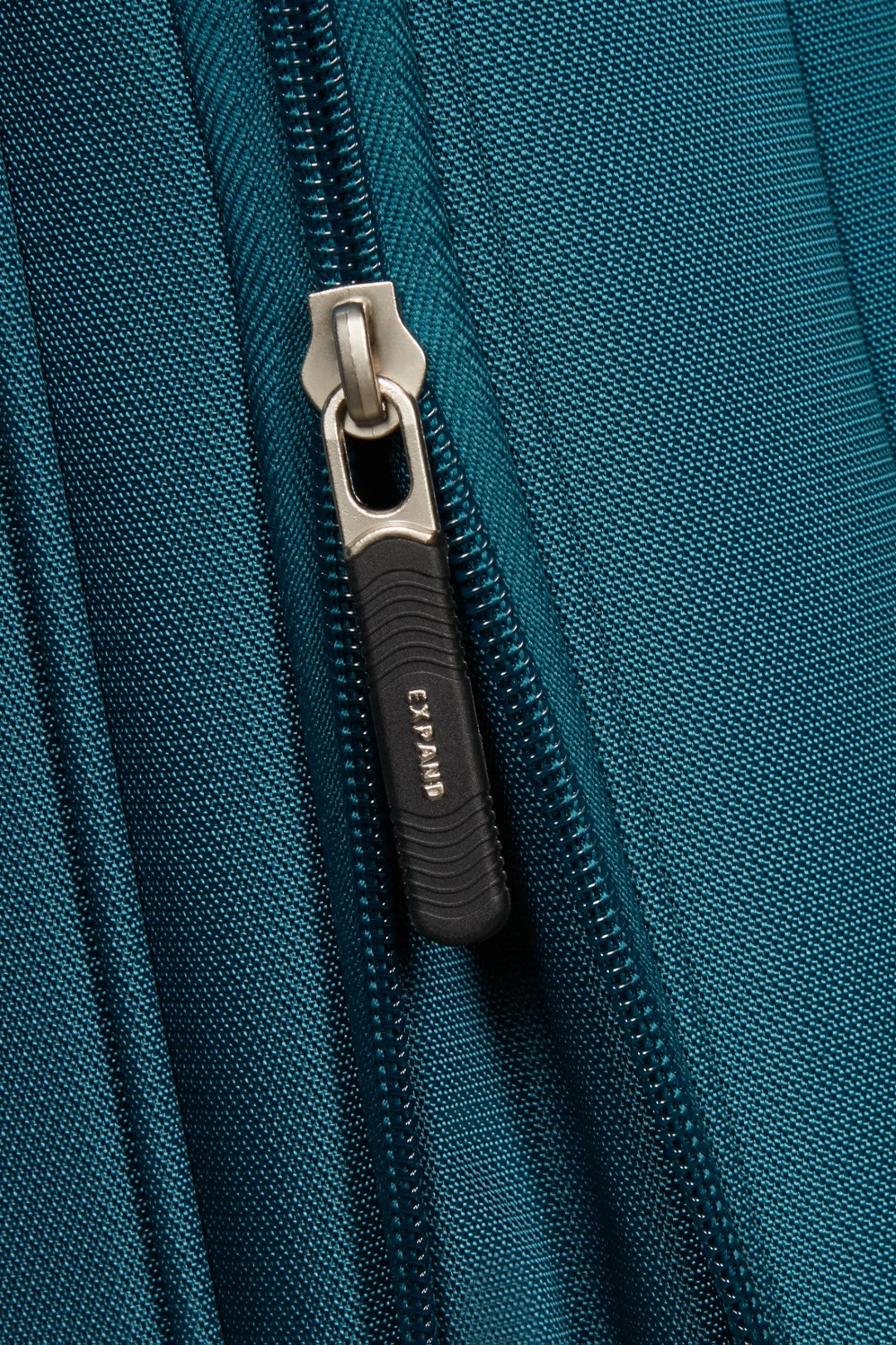 Samsonite Base Breeze 67cm 4-Wheel Medium Expandable Suitcase