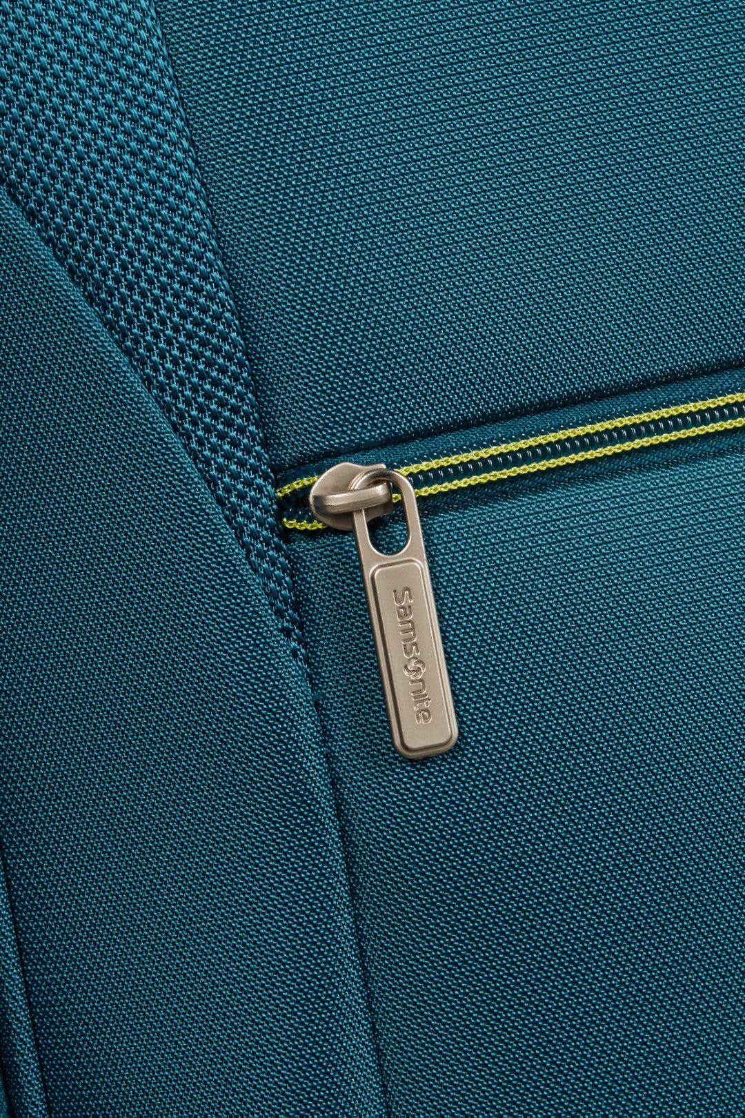 Samsonite Base Breeze 67cm 4-Wheel Medium Expandable Suitcase